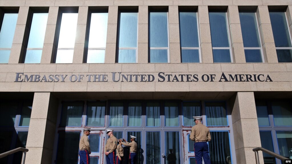 Varios marines del ejército estadounidense prestan guardia en la entrada de la embajada de Estados Unidos, en la Habana.