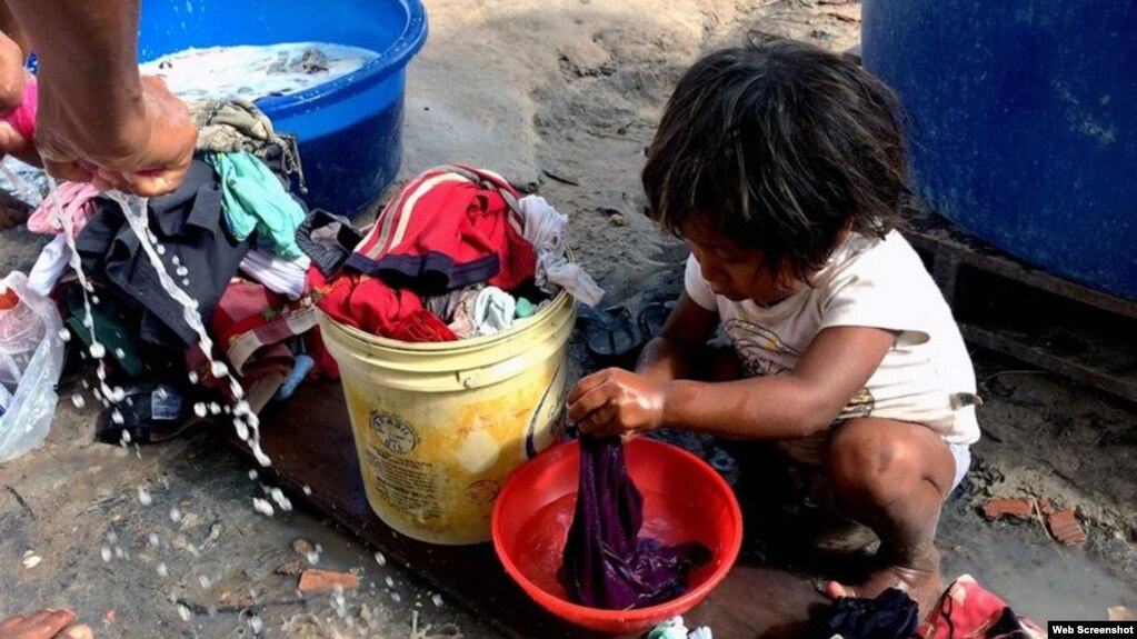 Niños, adolescentes y ancianos entre los migrantes venezolanos que huyen de la crisis. (HRW)