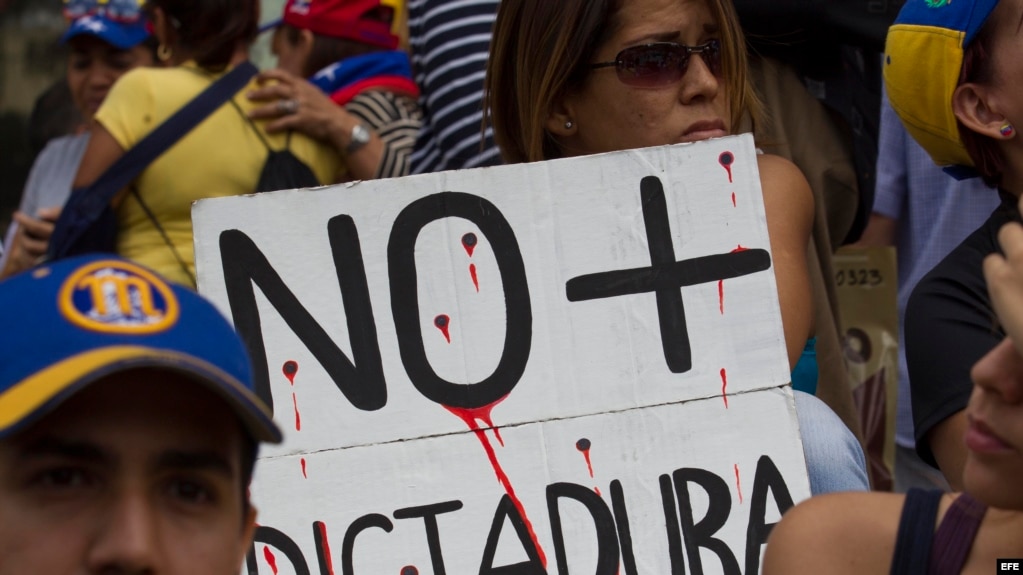 Un grupo de personas participa en una manifestación contra el Gobierno nacional, en Caracas. (Archivo)