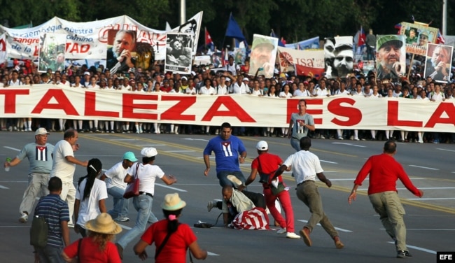 Daniel Llorente es detenido cuando desfila con bandera de EEUU por la Plaza José Martí