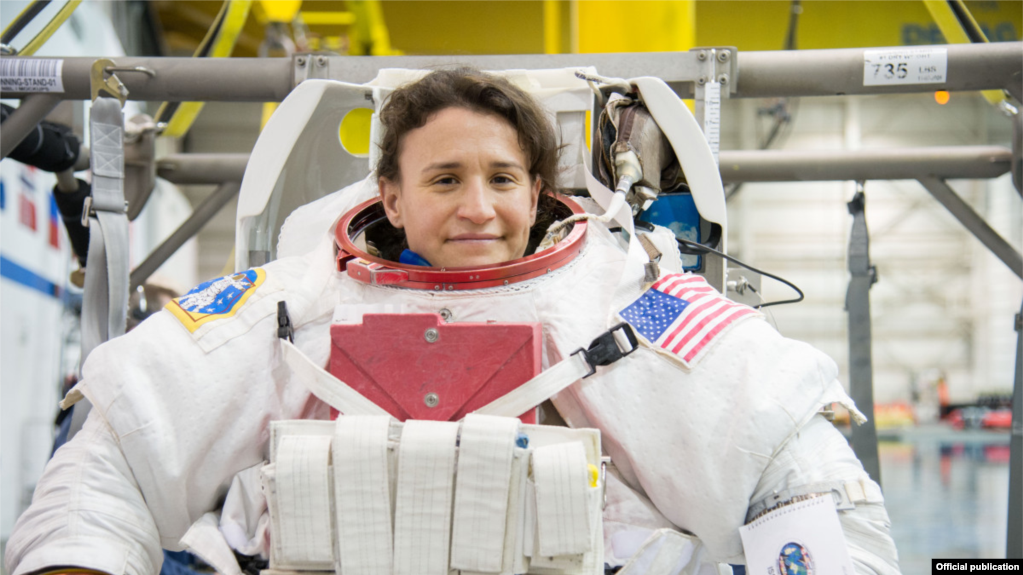 La astronauta cubanoamericana Serena Auñón, lista para un entrenamiento de caminata espacial (NASA)