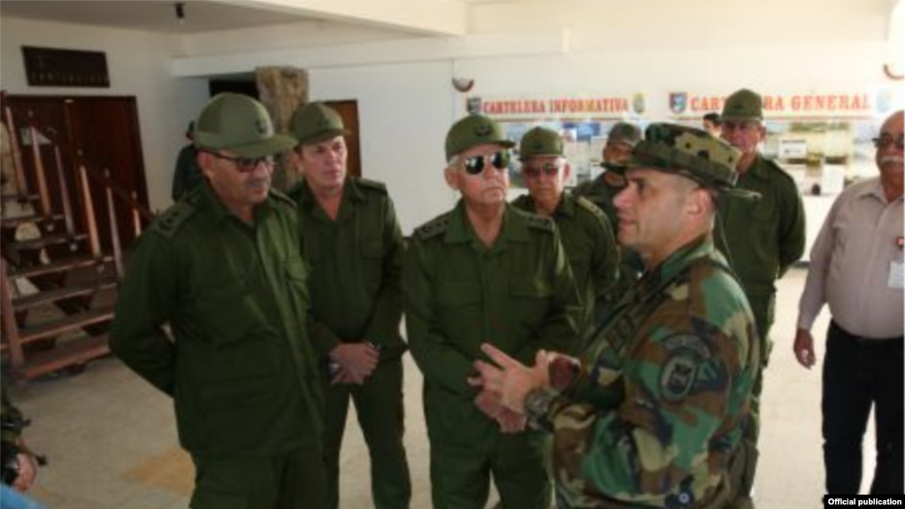 Joaquín Quintas Solá, general de cuerpo de ejército de las FAR en La Orchila, base militar de la Armada Bolivariana, escucha al comandante del Comando Estratégico Operacional (CEO), Almirante Remigio Ceballos.