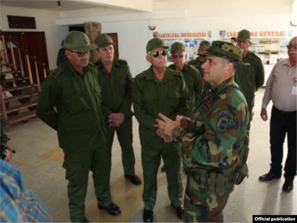 Joaquín Quintas Solá, general de cuerpo de ejército de las FAR fueron recibidos en La Orchila, base militar de la Armada Bolivariana, por el segundo comandante del Comando Estratégico Operacional (CEO), Almirante Remigio Ceballos.