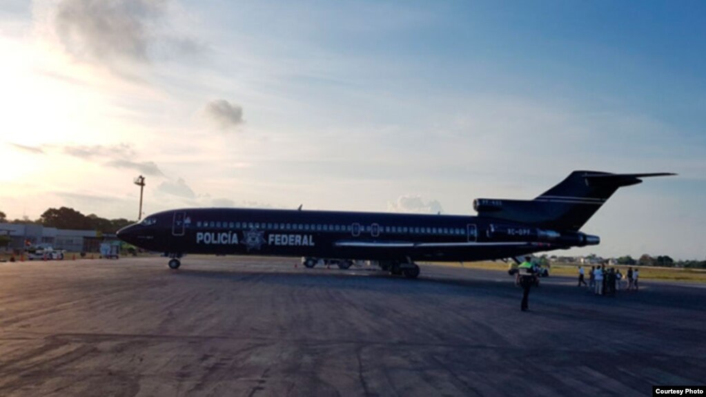 En este avión de la Policía Federal Preventiva, 26 emigrantes cubanos que estaban detenidos en Chetumal fueron deportados a Cuba.