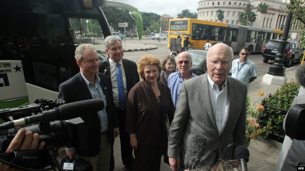 El senador demócrata Patrick Leahy (d) junto a otros legisladores de EEUU durante su visita a Cuba en 2015. (Archivo)