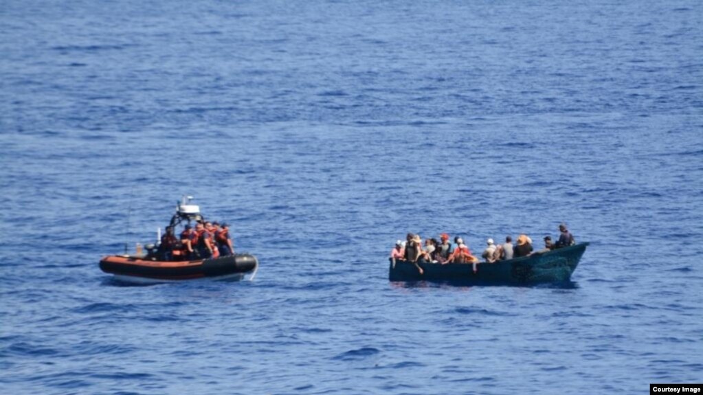 Balseros cubanos son interceptados por la Guardia Costera de EEUU.