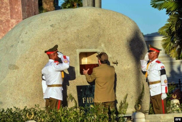 Raúl Castro coloca en la tumba la urna con las cenizas de Fidel Castro.