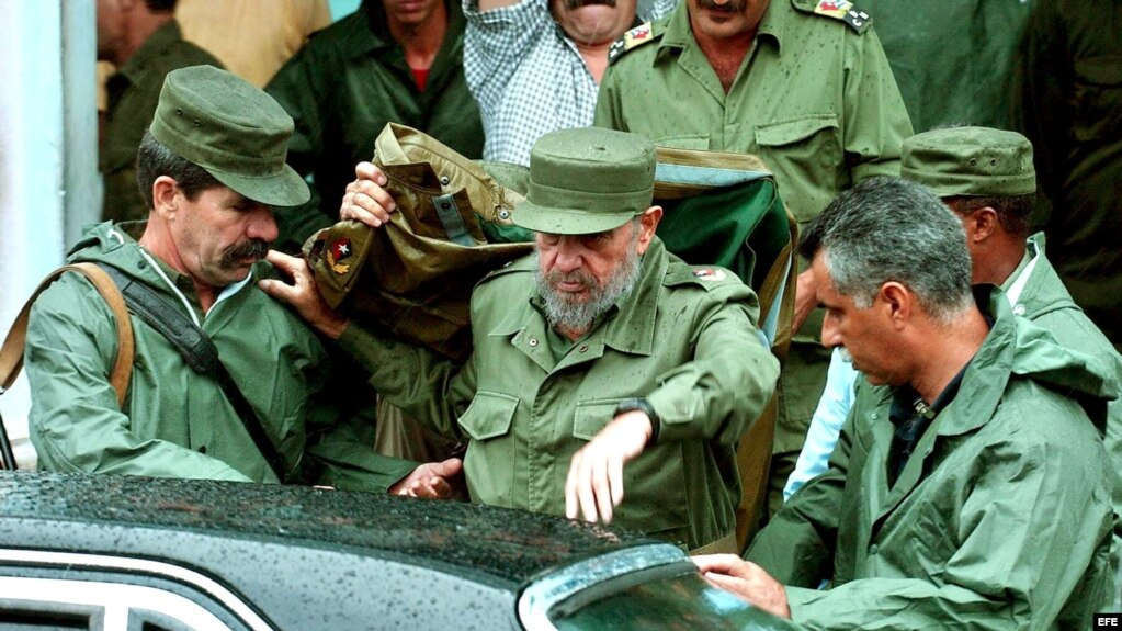 Fidel Castro acompañado de su escolta.