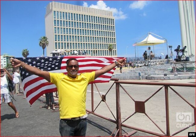 Daniel Llorente frente a la Embajada de EEUU en La Habana, el 14 de agosto de 2015. (Captura de Foto publicada en OnCuba)