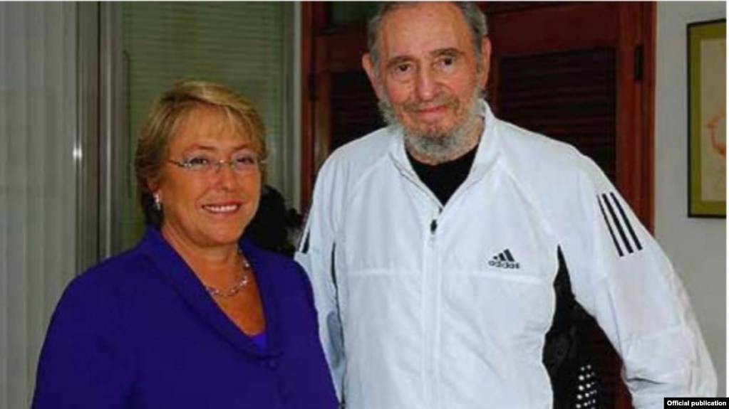 Michelle Bachelet durante su visita al jubilado gobernante cubano Fidel Castro. Al final de la visita no pidiÃ³ el cese de los abusos en Cuba, sino el cese del embargo estadounidense. 