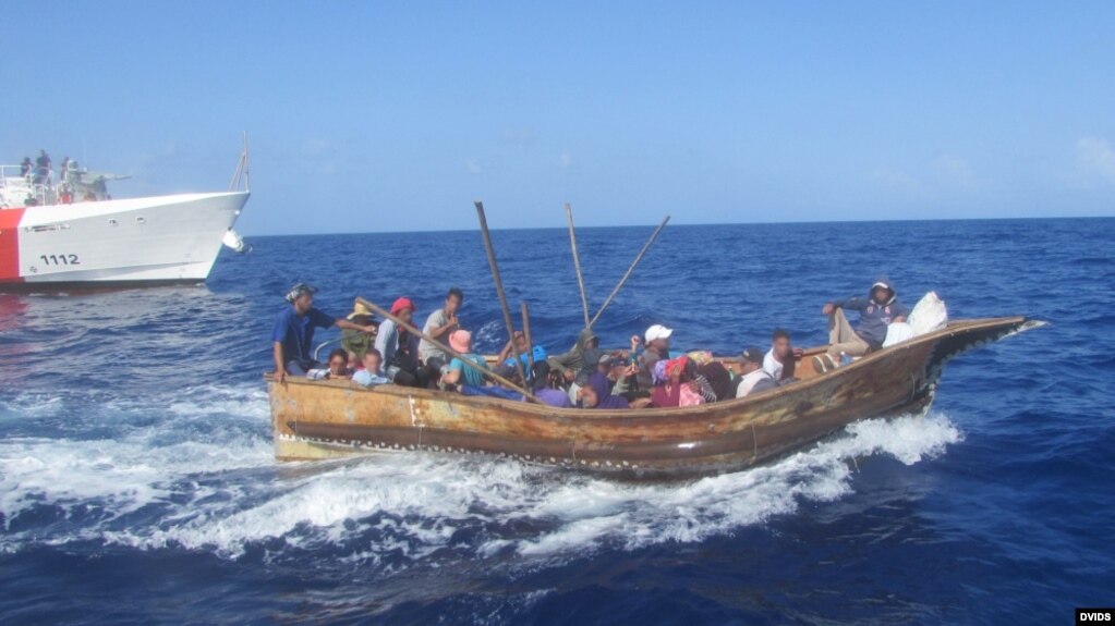 Rescate y repatriación de 28 balseros cubanos en alta mar por la Guardia Costera de EEUU.