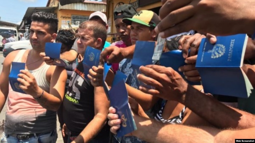 Cubanos varados en la frontera entre Panamá y Costa Rica. (Captura de imagen/MetroLibre.com)