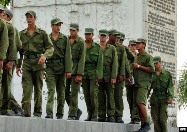 Jóvenes cubanos del servicio militar.