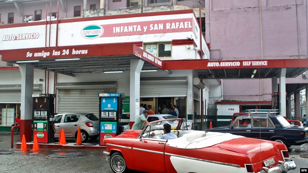 Un auto llega a una gasolinera el sábado 1 de abril del 2017, en La Habana (Cuba).