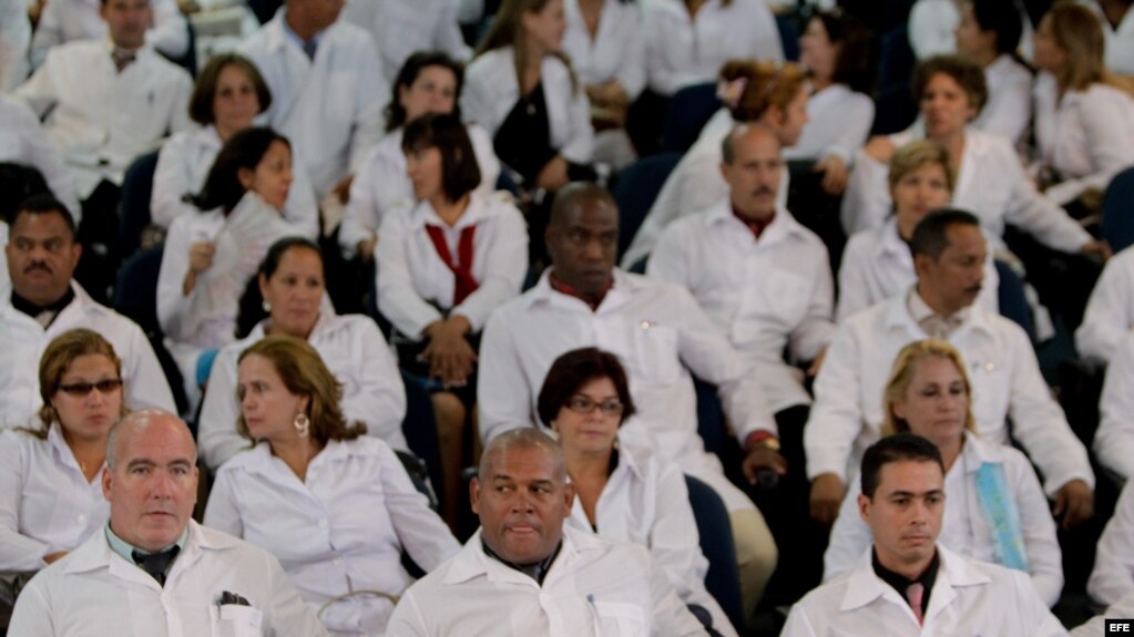 Un grupo de médicos extranjeros participa en un entrenamiento en la Universidad de Brasilia del programa Más Médicos.