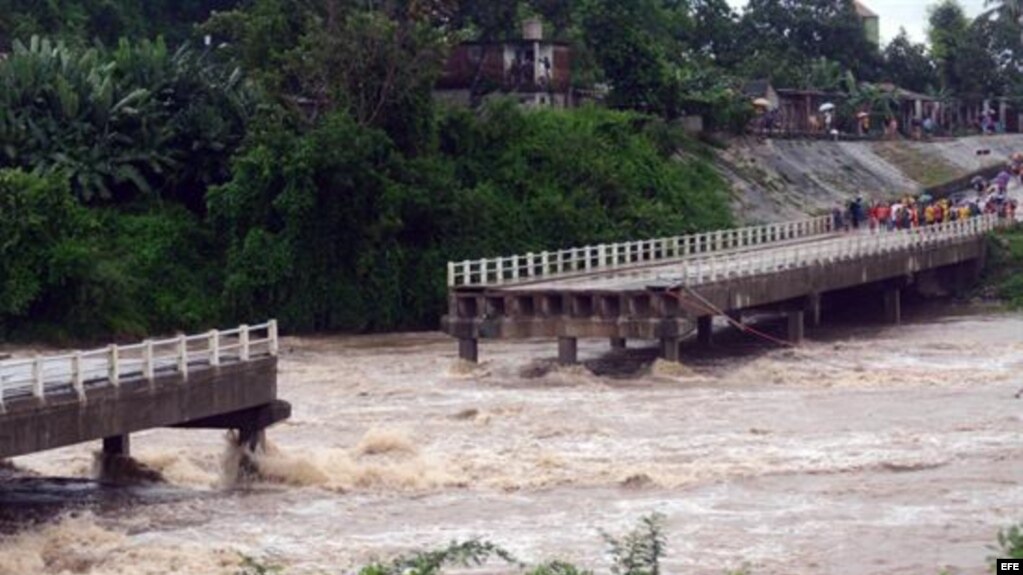 Fotografía del colapso de un puente sobre el río Zaza, destruido por la fuerza de las aguas.