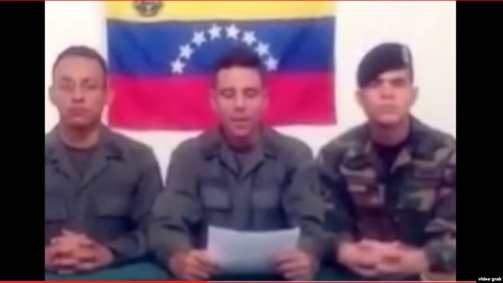 Militares venezolanos dan lectura a un comunicado en un video publicado en las redes sociales.