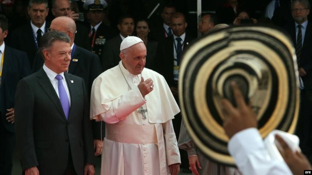 El Papa Francisco es recibido por el presidente Juan Manuel Santos a su llegada a Bogotá.