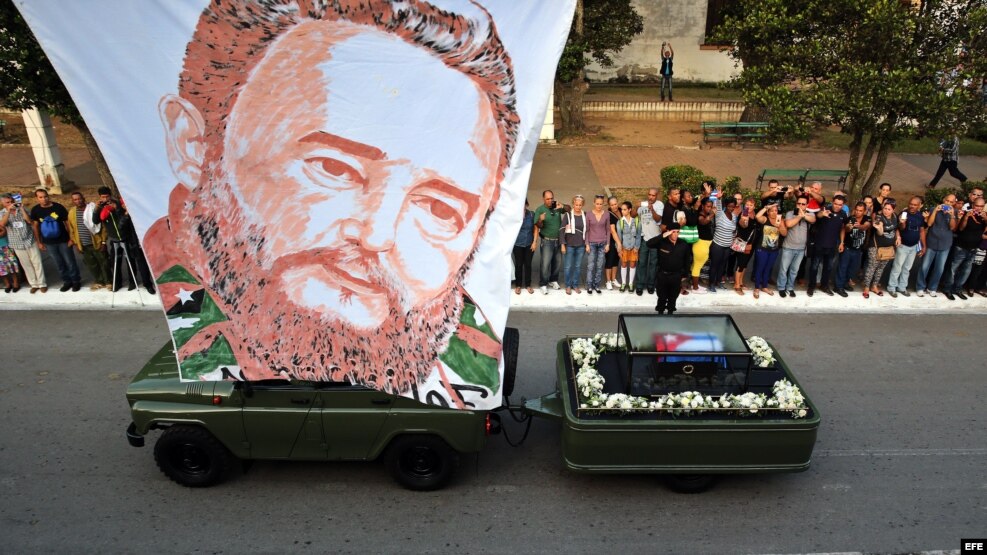 Cubanos saludan al paso de la urna con las cenizas del fallecido líder de la revolución cubana Fidel Castro.