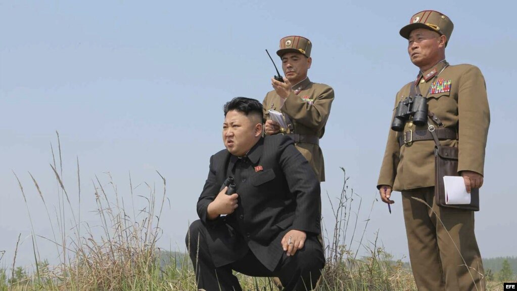 Fotografía de archivo sin fechar que muestra al gobernante norcoreano Kim Jong Un mientras supervisa una maniobra militar en Corea del Norte.