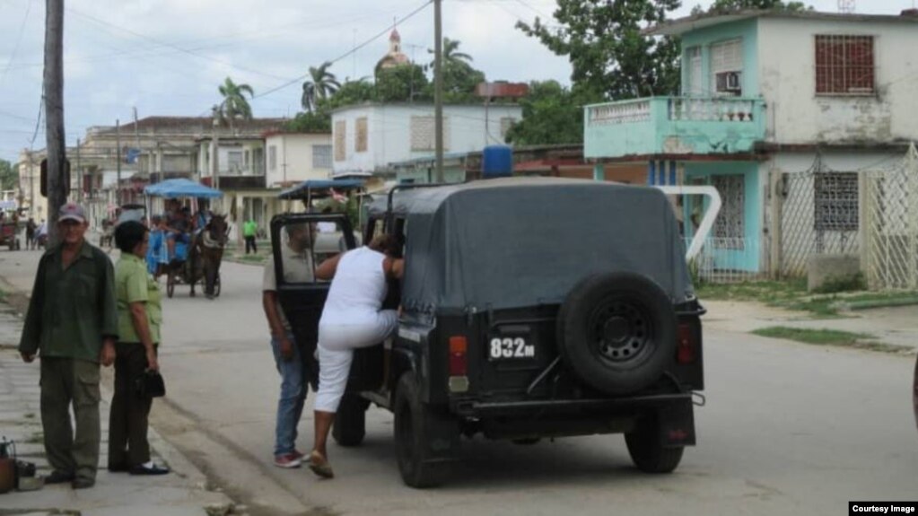 Momento en que la dama de blanco Caridad Burunate es conducida por fuerzas represivas en Colón, Matanzas. (TWITTER: Cortesía de Iván H. Carrillo).