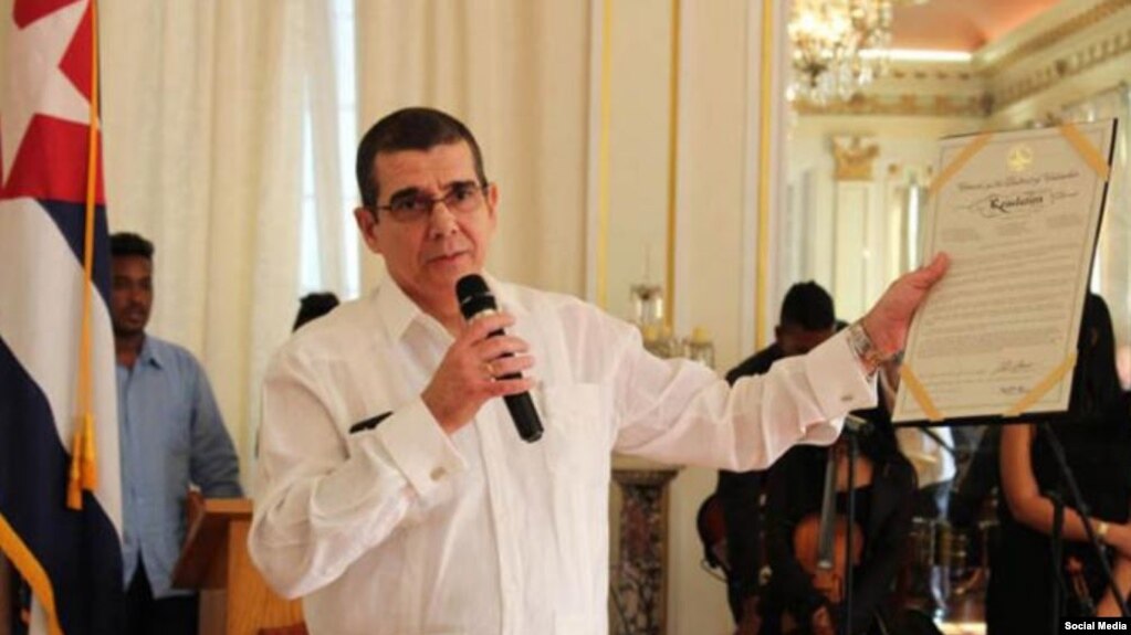 Embajador de Cuba en EEUU, José Ramón Cabañas, muestra un reconocimeinto del Distrito de Columbia al festival "Artes de Cuba". Tomado de @EmbaCubaUS