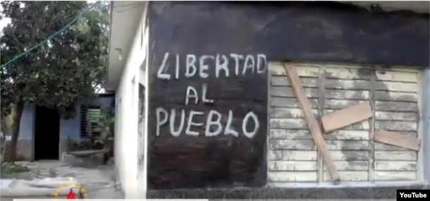 El cartel que Nirma Hernández pintó en la pared de su casa.