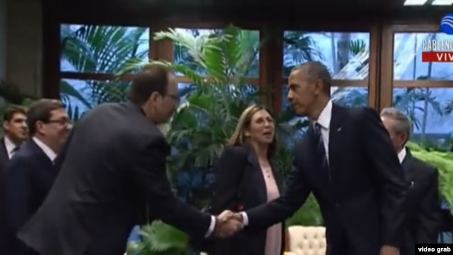 Tras saludar a Raúl Castro en el Palacio de la Revolución de La Habana, el presidente Barack Obama saluda a su hijo mayor, Alejandro Castro Espín.