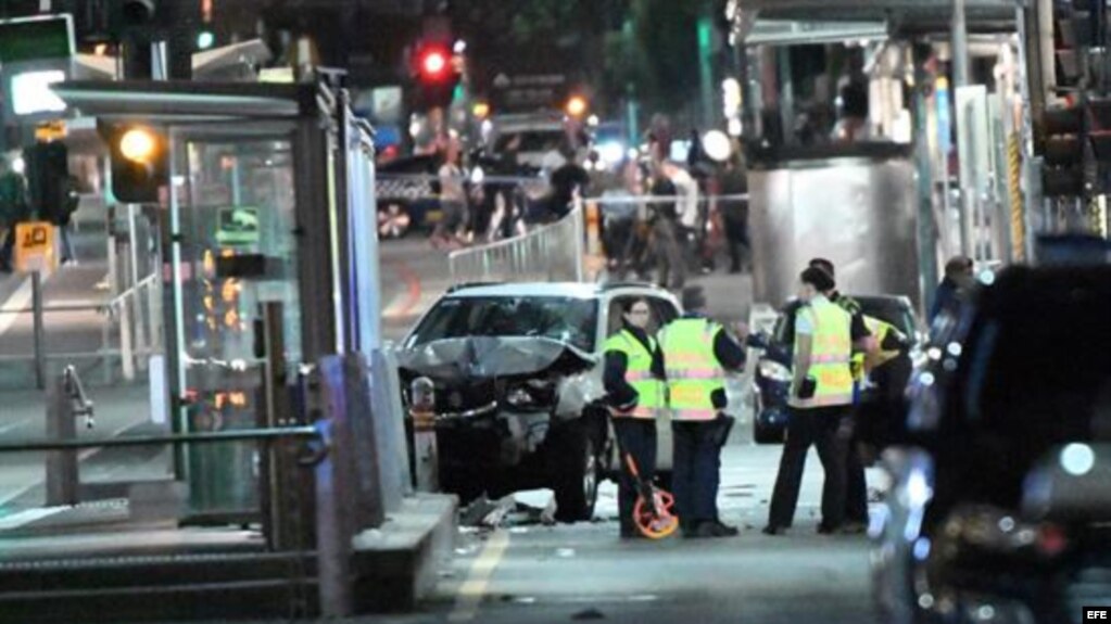 Vista de un vehículo siniestrado en el escenario en el que ha tenido lugar un atropello en Melbourne (Australia), hoy 21 de diciembre de 2017.