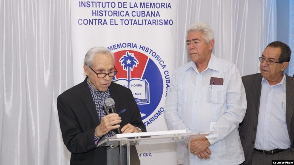 El poeta cubano Angel Cuadra (izq.) agradece el otorgamiento de la orden "Ciudadano de América José Martí".