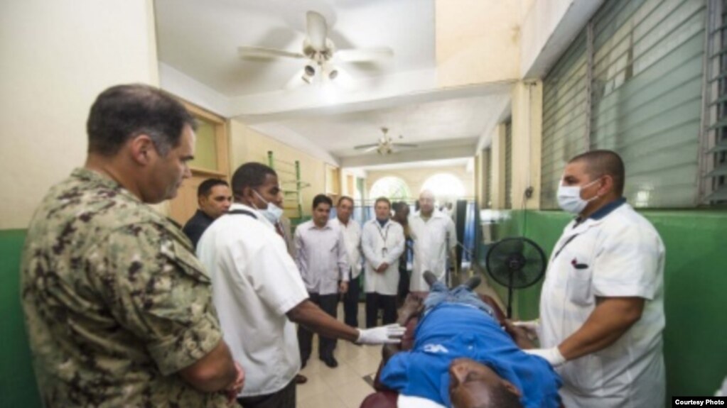 Médicos cubanos dan una gira por sus instalaciones en Haití a miembros del personal de la embajada de Estados Unidos y de la misión Promesa Continua 2015.