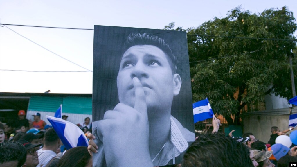 Una mujer sostiene el retrato de un joven muerto durante las protestas del pasado sÃ¡bado en Nicaragua.