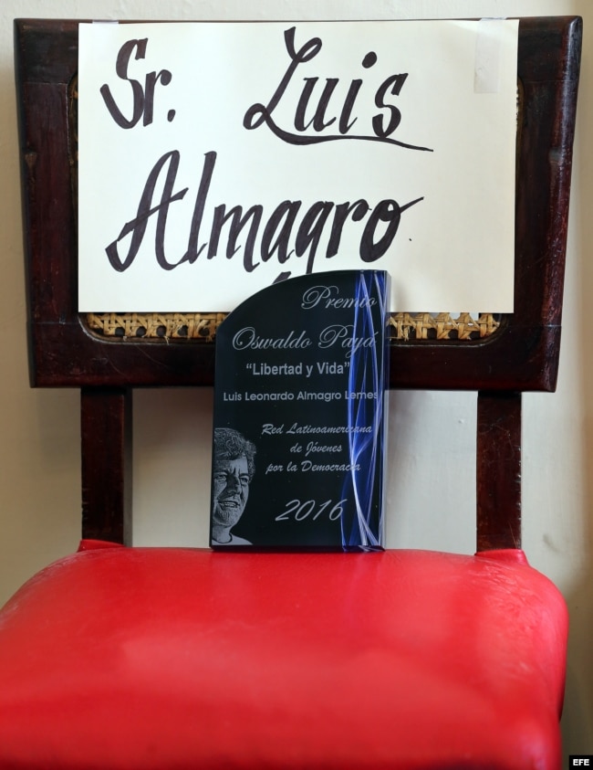 El premio Oswaldo Payá "Libertad y vida" otorgado al secretario general de la OEA, Luis Almagro, fue colocado simbólicamente en una silla vacía.