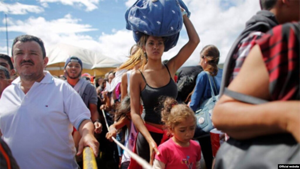 Migrantes venezolanos huyen de la crisis en el paÃ­s petrolero. 