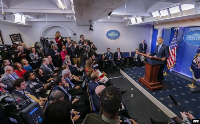 Obama responde a preguntas de los periodistas durante su última conferencia de prensa en la Casa Blanca.