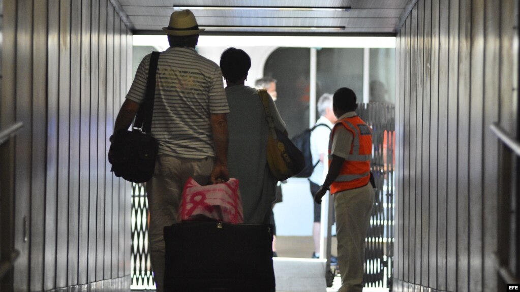 Pasajeros viajan rumbo a Cuba. Foto Archivo.