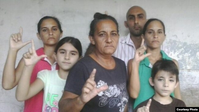 Familia holguinera junto a los dos niños que quedarán bajo custodia de la abuela Maidolis Leiva