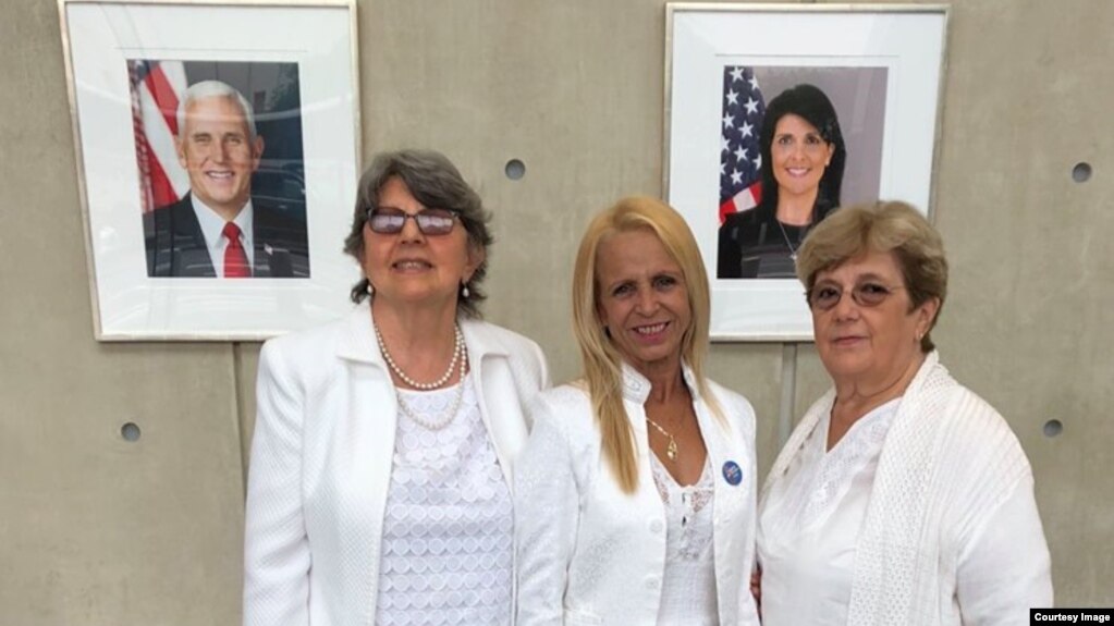 (De izq. a der.) Las Damas de Blanco Dolia Leal, Loudes Esquivel y Blanca Reyes, en la sede de EEUU en ONU.