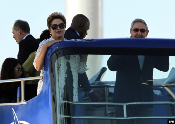 Raúl Castro y la presidenta de Brasil, Dilma Rousseff montan un autobús panorámico el 27 de enero de 2014, durante la inauguración de la primera etapa del puerto del Mariel.