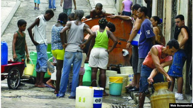 Abastecen de agua con pipas en Cuba.