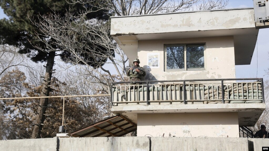 Un miembro de las Fuerzas de Seguridad vigila desde una torre del hospital militar de Kabul, donde al menos 30 personas han muerto y otras 50 resultaron heridas en un ataque reivindicado por el grupo yihadista Estado Islámico, en Kabul (Afganistán), hoy,