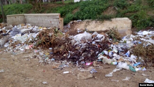 La basura se acumula en las cercanías de la escuela primaria Antonio Guiteras Holmes (San Juan y Martínez). Foto Serafín Moran