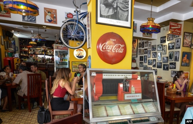 Turistas en el restaurante La Vitrola en La Habana.