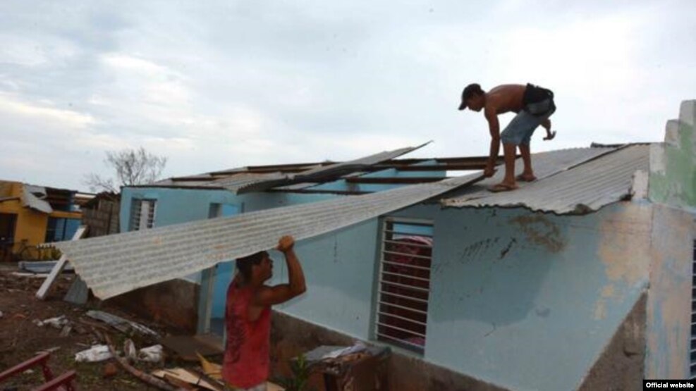 Habitantes de la comunidad Boca de Jauco, en el municipio Maisí tras el paso de huracán Mathew, en Guantánamo, Cuba, 6 de octubre de 2016. 