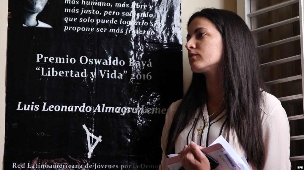 La opositora cubana Rosa María Payá habla durante la entrega del premio Oswaldo Payá, en La Habana.