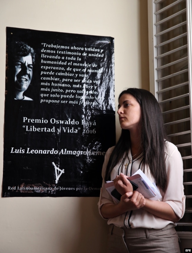 Rosa María Payá habla durante un homenaje a su padre, el fallecido disidente Oswaldo Payá, en la entrega del premio que lleva su nombre