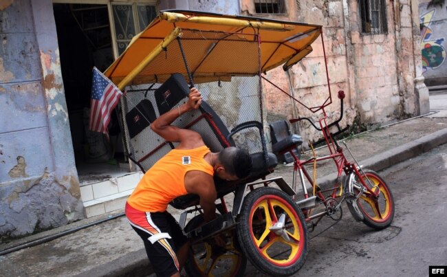 La bandera de EE UU en un bicitaxi de La Habana.