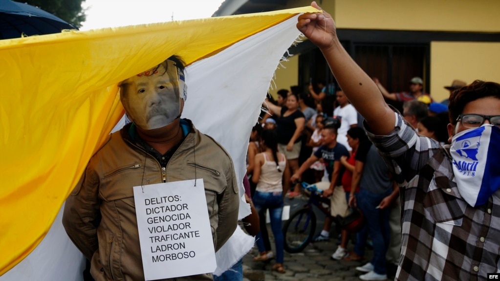 Un manifestante porta una máscara con el rostro de Daniel Ortega durante la "Marcha de la burla". 