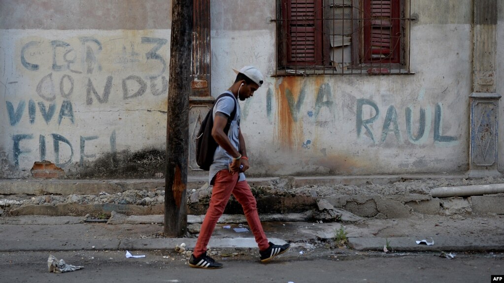Un hombre camina por las calles de La Habana tras el nombramiento de DÃ­az-Canel como sucesor de Castro.