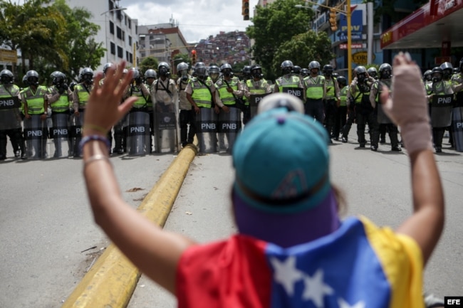 Manifestantes opositores se enfrentan con la Policía Nacional Bolivariana en Caracas.